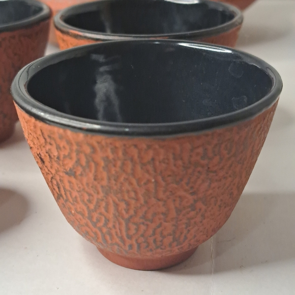 Cast Iron Japanese Tea Pot Tea Kettle, Cast Iron, 4 tea cups and 4 cup saucers. - Picture 10 of 16